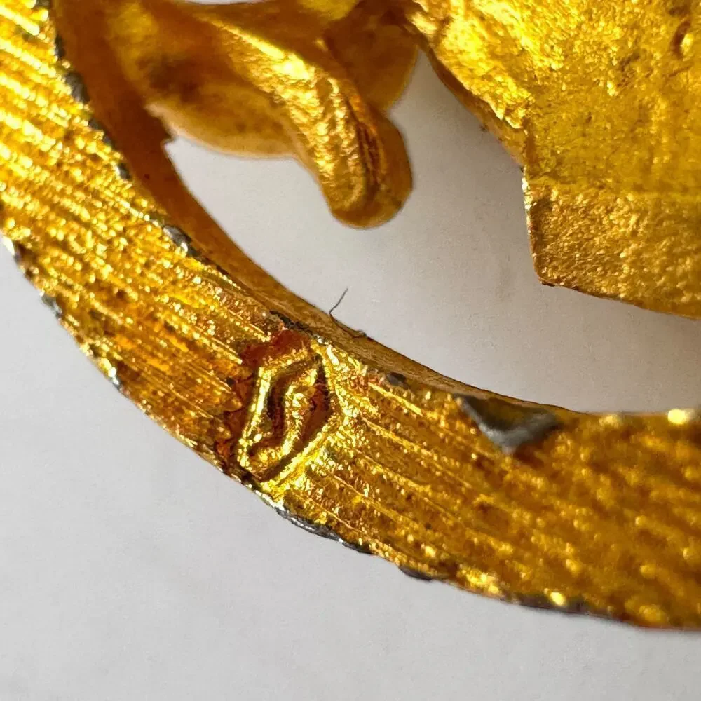 Vintage 1960’s Pisces Zodiac Sign Two Fish In Circle Gold-Tone Lapel Pin 1 inch